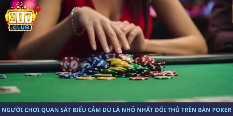 Người chơi quan sát biểu cảm dù là nhỏ nhất đối thủ trên bàn Poker