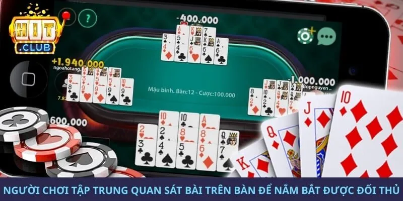 Người chơi tập trung quan sát bài trên bàn để nắm bắt được đối thủ